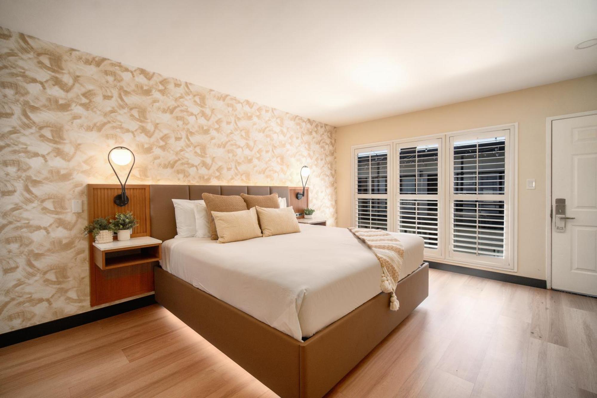 Lyfe & By Aga - Beverly Hills Lodge *
